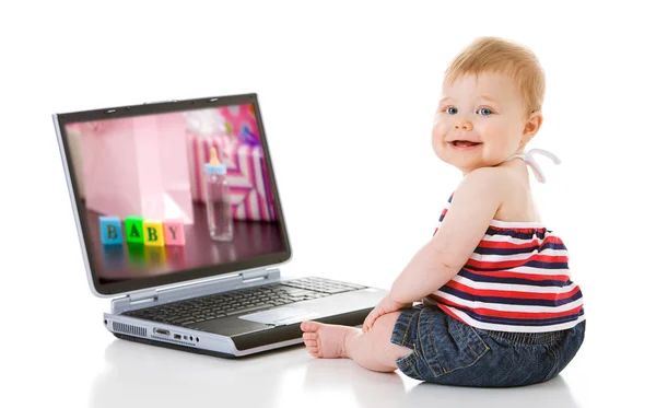 Bebé: Niña se sienta por computadora portátil — Foto de Stock