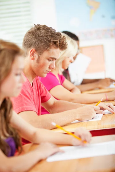 Middelbare School: Studenten van doe een Quiz — Stockfoto