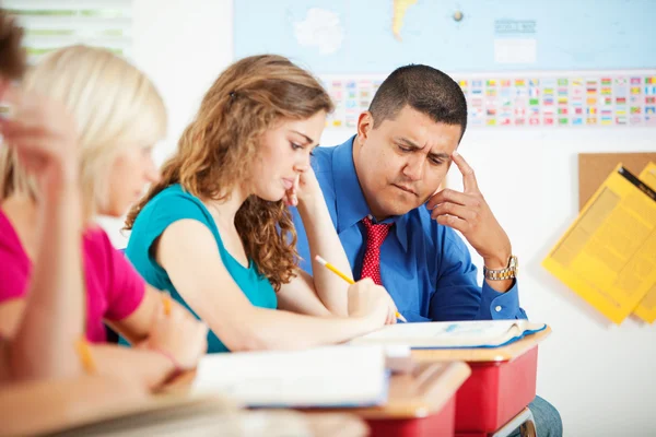 Colegial: Teacher Tying to Help Student — Fotografia de Stock