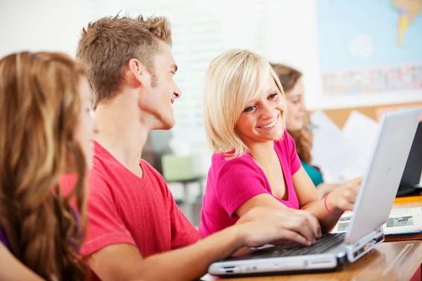 Escuela secundaria: Estudiantes adolescentes usando computadoras portátiles en clase — Foto de Stock