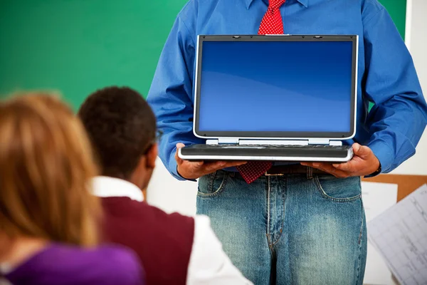 Gymnasiet: Lärare håller Laptop med Blank skärm — Stockfoto