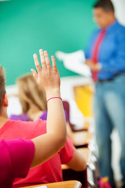 High School: Ragazza alza la mano in classe Fotografia Stock