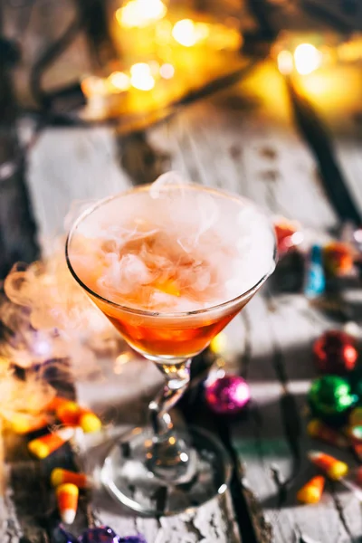 Хэллоуин: жуткий коктейль с туманом в бокале мартини — стоковое фото