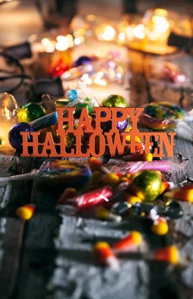 Halloween: Feliz Halloween con dulces y bombillas brillantes — Foto de Stock