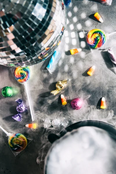 Halloween: Discokugel und Bonbons sagen Party-Zeit für den Urlaub — Stockfoto