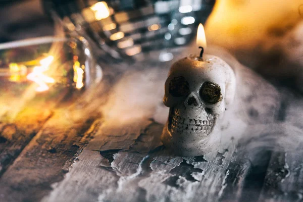Halloween: Svítí svíčka lebka s Zrcadlové koule a strašidelné mlha — Stock fotografie