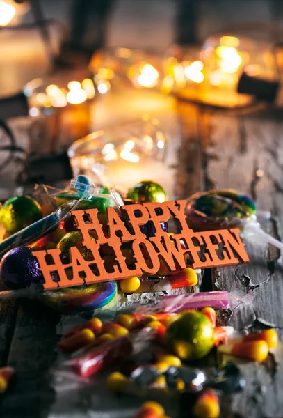 Halloween : Joyeux Halloween avec des bonbons et des ampoules lumineuses Photos De Stock Libres De Droits