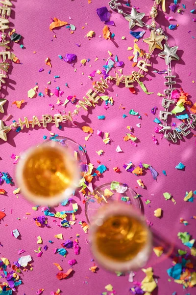 Uitgebreide Serie Viert Het Nieuwe Jaar Met Felle Kleuren Confetti — Stockfoto