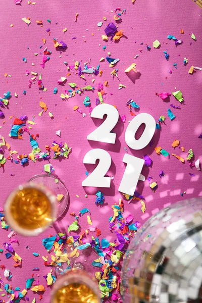 Uitgebreide Serie Viert Het Nieuwe Jaar Met Felle Kleuren Confetti — Stockfoto