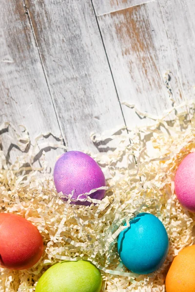 Arco Iris Huevos Pascua Sobre Fondo Madera Blanco Envejecido — Foto de Stock