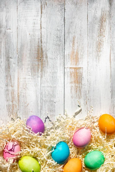Beyaz Yıpranmış Ahşap Arka Planda Paskalya Yumurtalarının Gökkuşağı — Stok fotoğraf