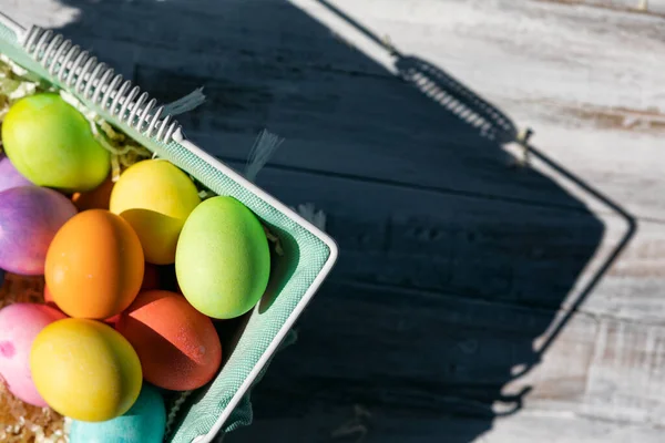 Ein Regenbogen Aus Ostereiern Auf Weißem Und Verwittertem Holzgrund — Stockfoto