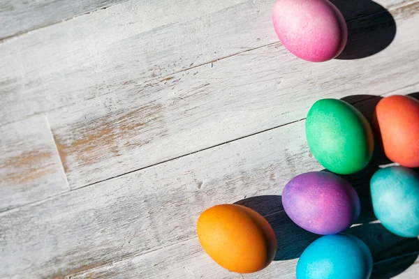 Arco Iris Huevos Pascua Sobre Fondo Madera Blanco Envejecido — Foto de Stock