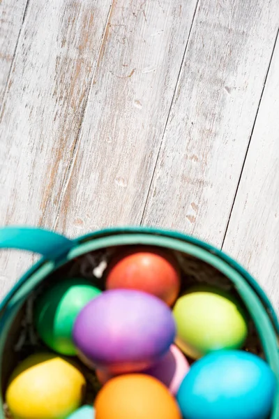 Een Regenboog Van Easter Eggs Een Witte Verweerde Houten Achtergrond Rechtenvrije Stockafbeeldingen