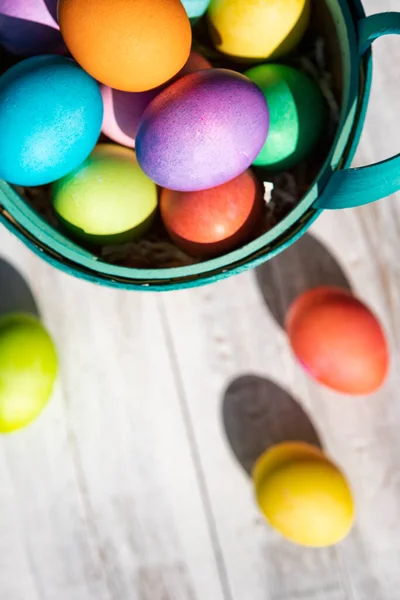 Een Regenboog Van Easter Eggs Een Witte Verweerde Houten Achtergrond Stockfoto