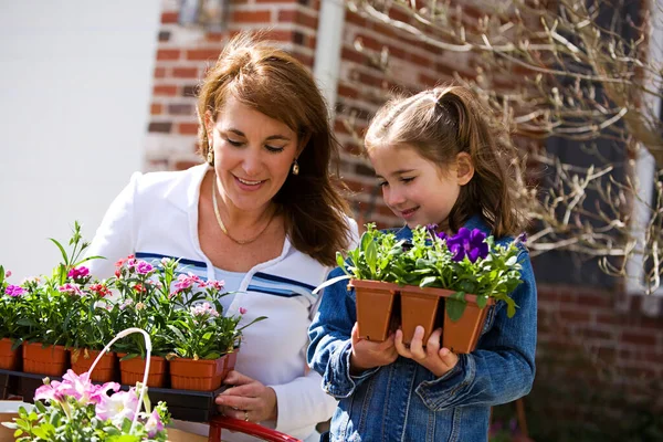 Serie Mit Mutter Und Tochter Draußen Frühling Blumen Pflanzen — Stockfoto