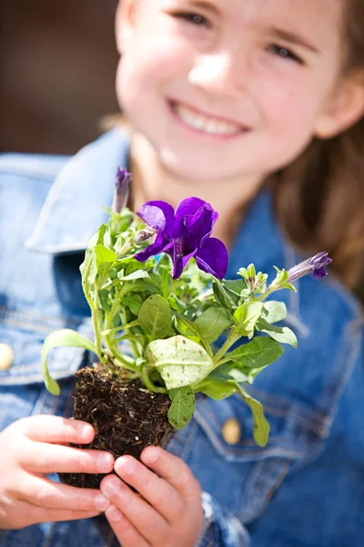 Serie Med Mor Och Dotter Utomhus Våren Plantera Blommor — Stockfoto