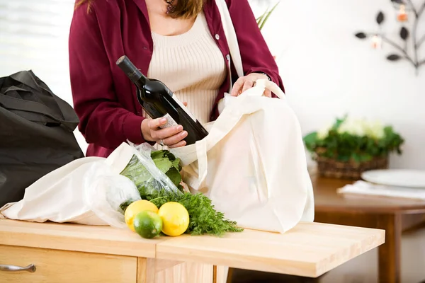 Serie Met Een Vrouw Die Boodschappen Uitpakt Herbruikbare Stoffen Tassen — Stockfoto