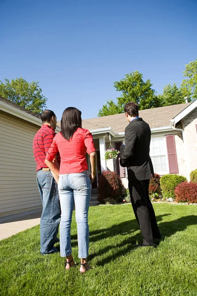 Vaste Série Agent Immobilier Caucasien Couple Afro Américain Devant Une — Photo