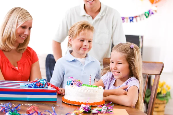 Urodziny: młoda dziewczyna gotowa do zdmuchnąć świeczki urodzinowe ciasto — Zdjęcie stockowe