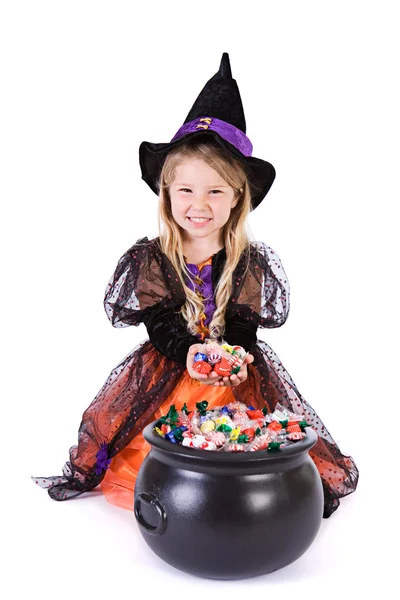 Halloween : Fille sorcière creuse dans le pot de bonbons Halloween — Photo