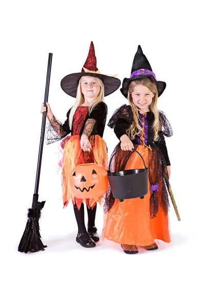 Halloween: Zwei süße Hexen bereit für Süßigkeiten — Stockfoto