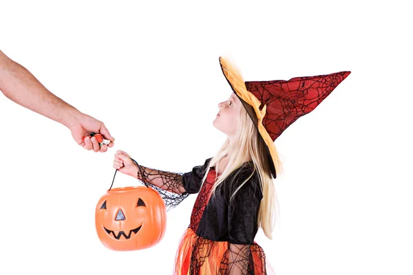 Halloween: Adulto le da caramelo a la bruja infantil —  Fotos de Stock