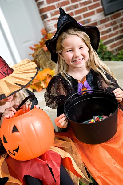 Halloween: słodkie dziewczyny po trick lub leczenia — Zdjęcie stockowe