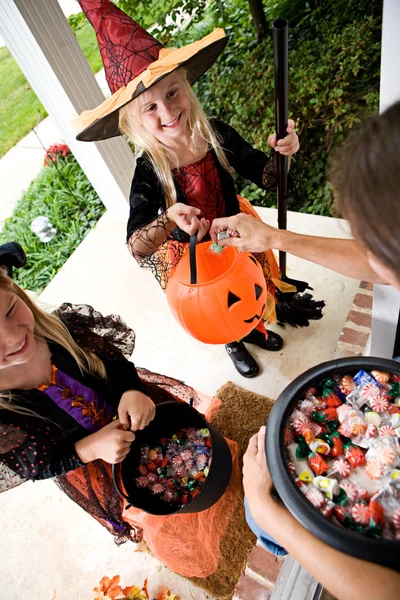 Halloween: meisjes opgewonden om halloween lekkernijen Rechtenvrije Stockafbeeldingen