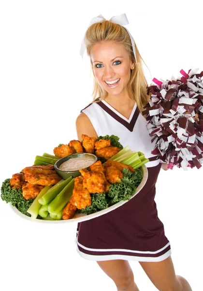 Piłka nożna: cheerleaderka Trzymając zasobnik skrzydełka z kurczaka — Zdjęcie stockowe