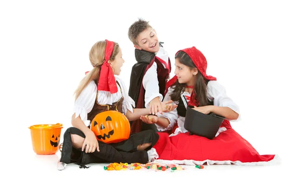 Halloween: Niños compartiendo dulces de Halloween Imágenes de stock libres de derechos