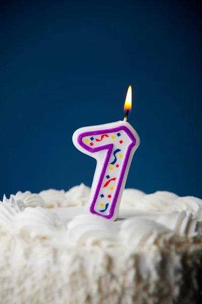 Gâteau : Gâteau d'anniversaire avec des bougies pour le 7e anniversaire — Photo