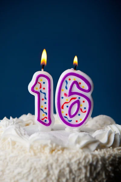 Pastel: Pastel de cumpleaños con velas para16º cumpleaños — Foto de Stock