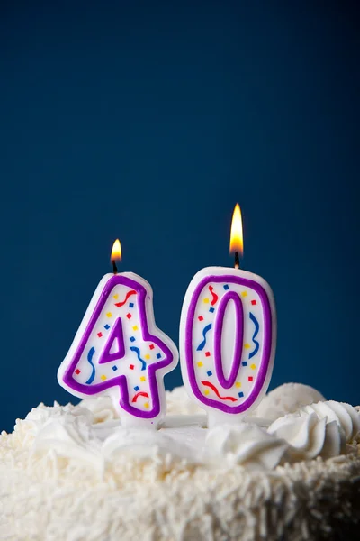 Pastel: Pastel de cumpleaños con velas para el 40º cumpleaños — Foto de Stock