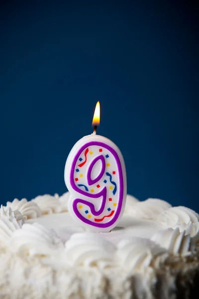 Kuchen: Geburtstagstorte mit Kerzen zum 9. Geburtstag Stockfoto