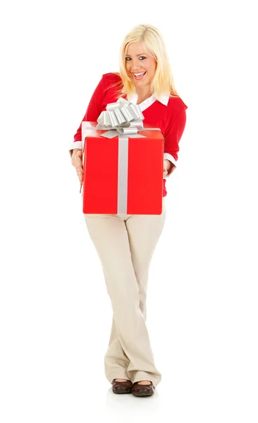 Weihnachten: Frau hält Weihnachtsgeschenk mit großer Schleife hoch — Stockfoto