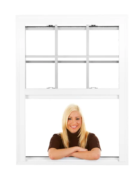 Okno: usmívající se žena naklání z okna — Stock fotografie