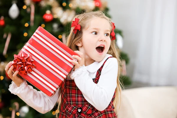 Navidad: La joven cree que sabe lo que hay dentro del presente — Foto de Stock