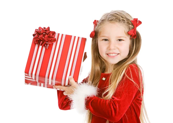 Noël : Mignonne fille tient jusqu'à enveloppé cadeau de Noël — Photo