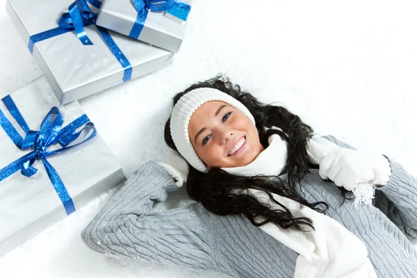 Hiver : Fille enneigée avec cadeaux de Noël — Photo