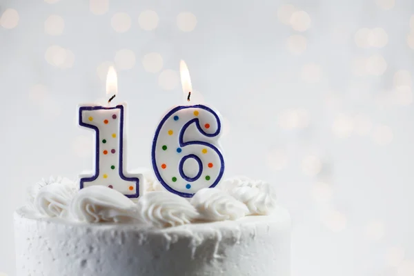Pasta: 16 doğum günü kutluyor — Stok fotoğraf