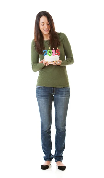 Nye: Kobieta patrząc w dół na 2015 tort urodzinowy — Zdjęcie stockowe