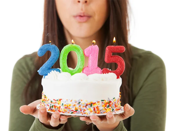 Nye: Kobieta dmuchanie świeczki na 2015 tort urodzinowy — Zdjęcie stockowe