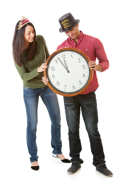 NYE: Pareja esperando a que el reloj llegue a medianoche — Foto de Stock