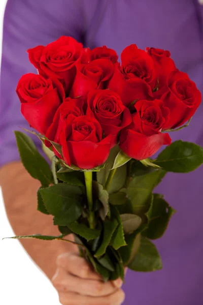 Valentine: Segurando uma dúzia de rosas no buquê — Fotografia de Stock