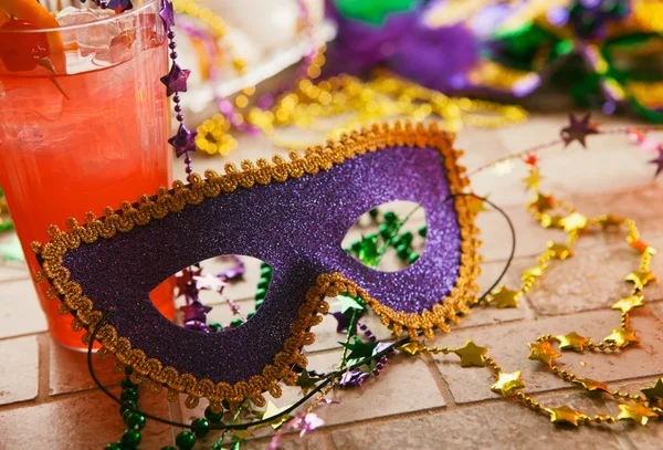 Mardi gras: Party-Maske sitzt gegen tropischen Hurrikan-Cocktail — Stockfoto