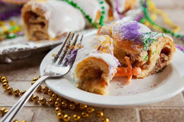 Mardi Gras: Bambola di Gesù Bambino trovata nel pezzo di torta del re — Foto Stock