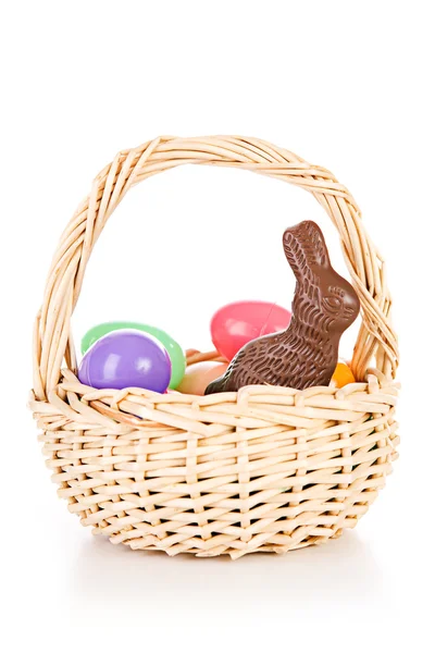 Пасха: Пасхальная корзина с шоколадным кроликом и пластиковыми яйцами — стоковое фото