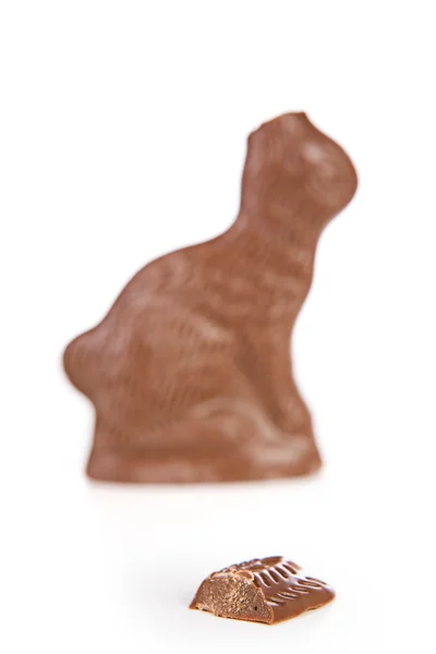 Ostern: Schoko-Osterhase mit abgebrochenem Ohr — Stockfoto