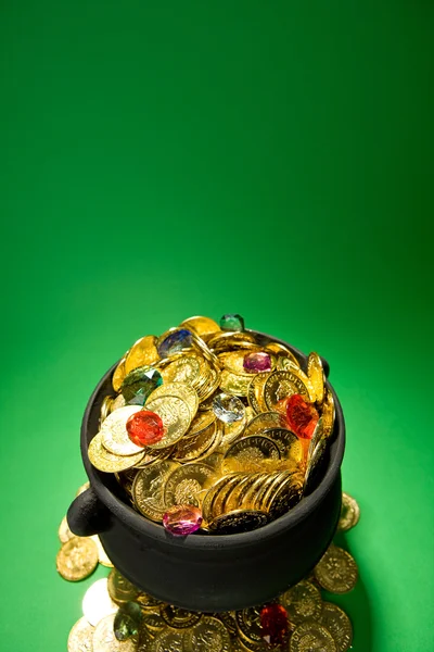 Garnek złota: monety i klejnoty w puli — Zdjęcie stockowe